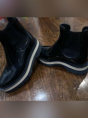 Women's Black Gloss Chelsea Rain Boots with Contrast Midsole